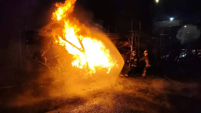 Tráiler con carga de vehículos se incendia en la carretera Xalapa-Veracruz
